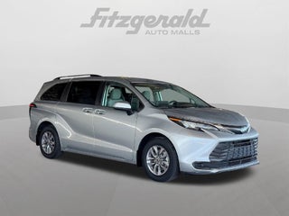 2022 Toyota Sienna LE 8 Passenger
